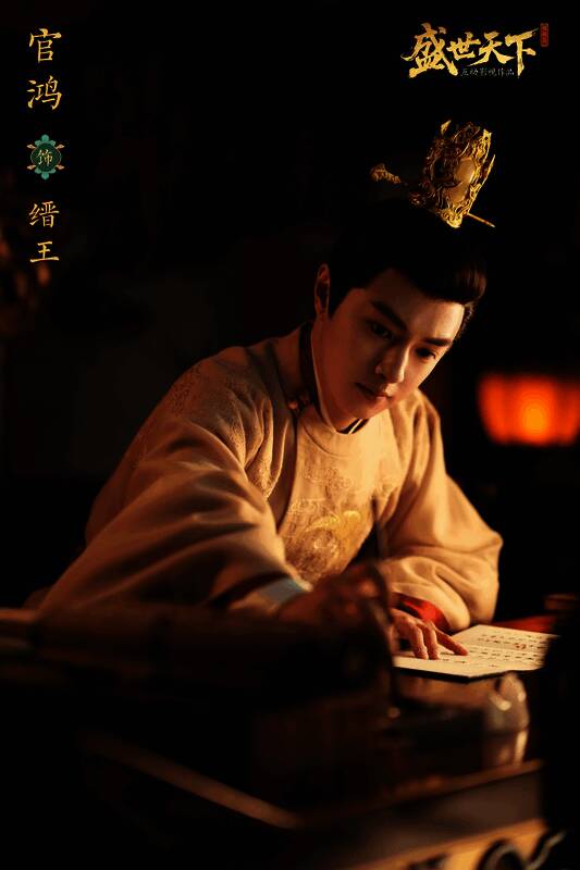 游戏内场景一瞥，展现唐代宫廷建筑风貌与人物服饰细节