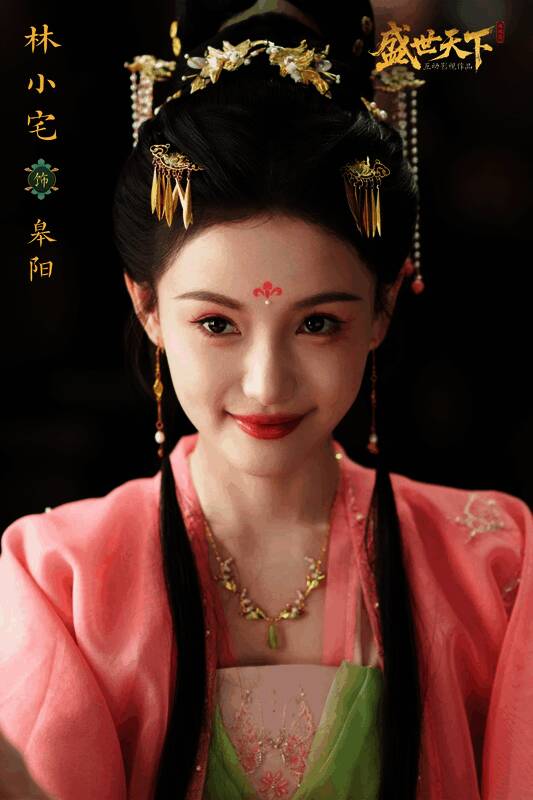 夜色下的宫廷庭院，光影交错，暗藏玄机