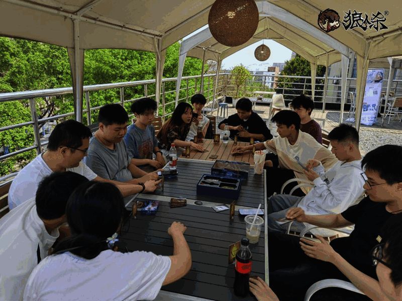 学生们围绕屏幕紧盯局势变化，表情紧张而兴奋