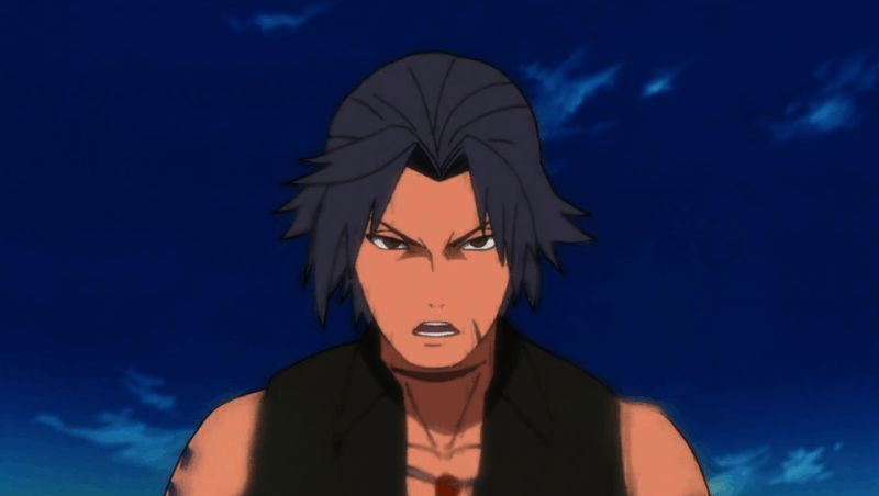 紫罗与小李激烈对战的场景，两人拳脚交锋气势逼人