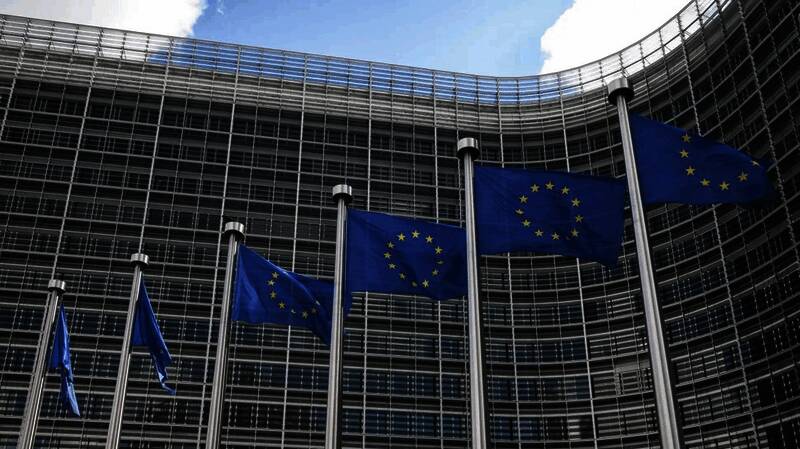 欧盟游戏行业协会代表在会议中发表讲话，背景为“停止扼杀游戏”运动的宣传画面