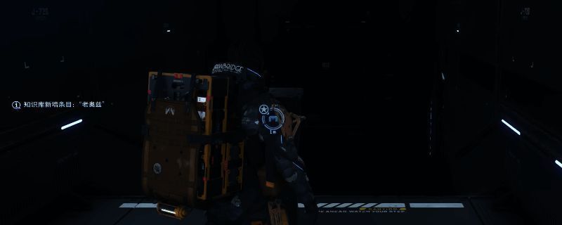 白化袋鼠在沙漠中跳跃的场景，背景为荒凉地貌与夕阳