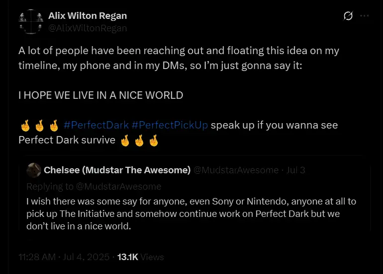 演员Alix Wilton Regan身穿动作捕捉服，正在进行角色面部表情录制