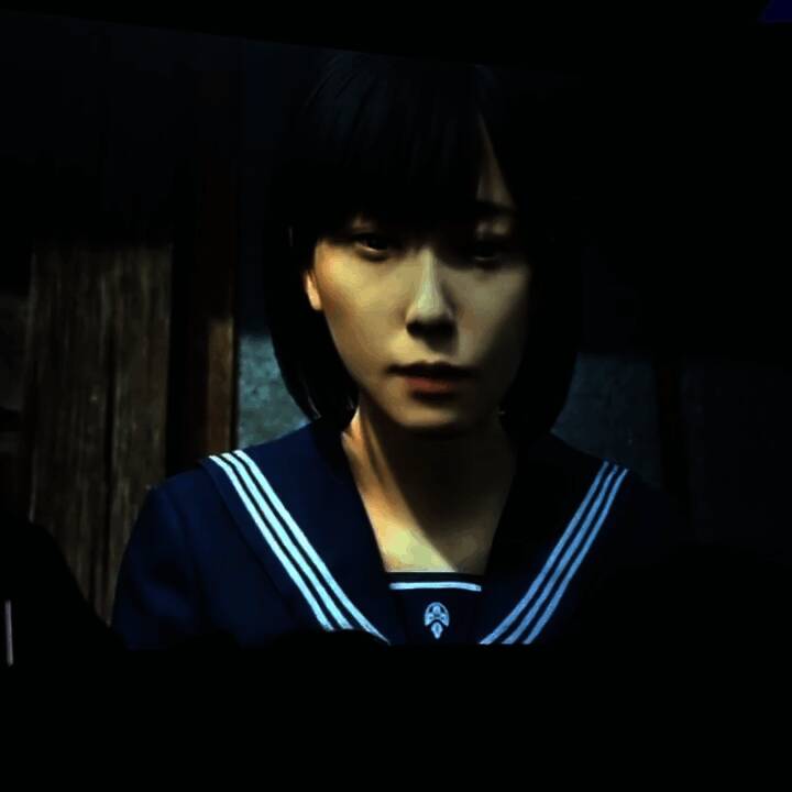 寂静岭f游戏画面，昏暗森林中弥漫着浓厚雾气，远处隐约可见模糊身影