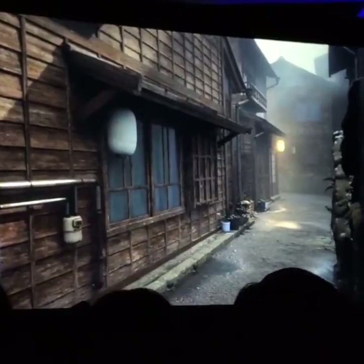 小镇街道夜景，雾气缭绕，空无一人，气氛压抑至极