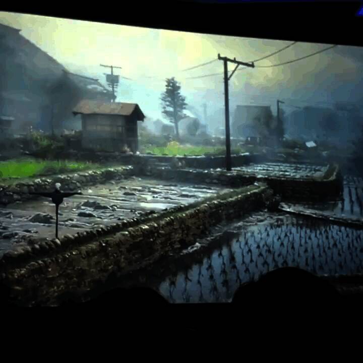 主角在昏暗房间中翻找线索，墙上挂着褪色的老照片