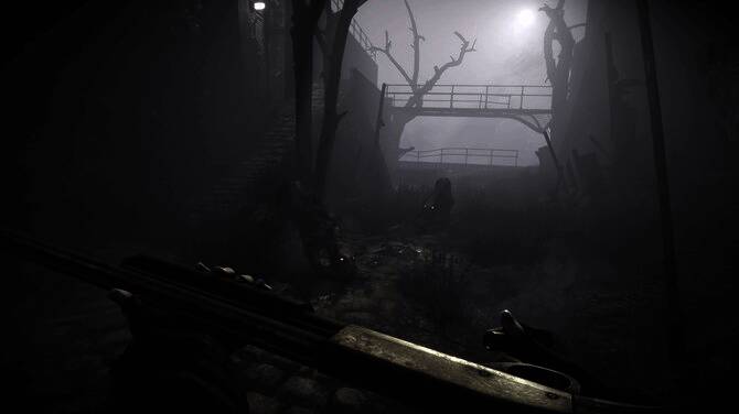 战斗场景展示，主角使用霰弹枪对抗扑来的变异生物