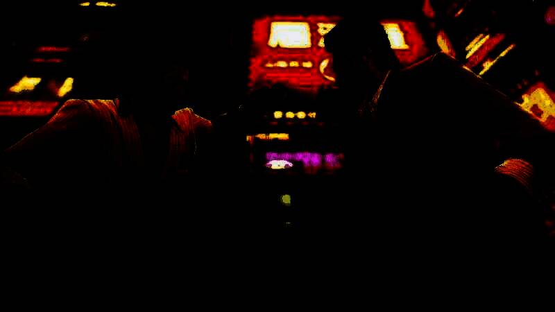 桐生一马与真岛吾朗在街头激烈对峙的场景，气氛紧张