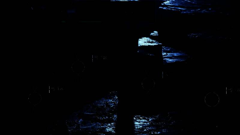 母舰隐藏在冰层下方，周围布满敌人巡逻单位