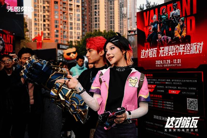 玩家在展台前合影留念，气氛热烈非凡