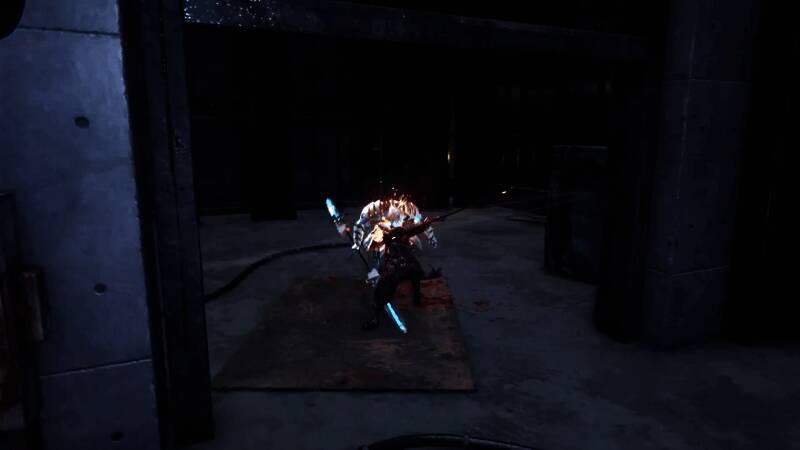 角色变身血鸦形态，举起巨大战锤准备砸向敌人，场面激烈壮观