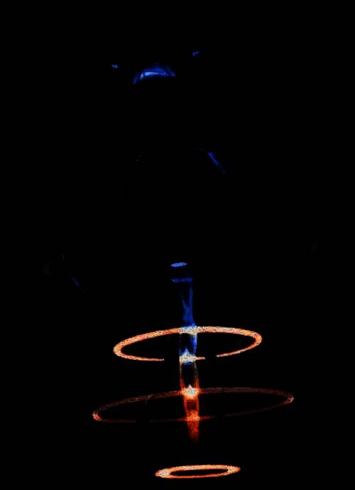 噶抓角色设定图，身穿防护服，手持能量装置，面带坚毅表情