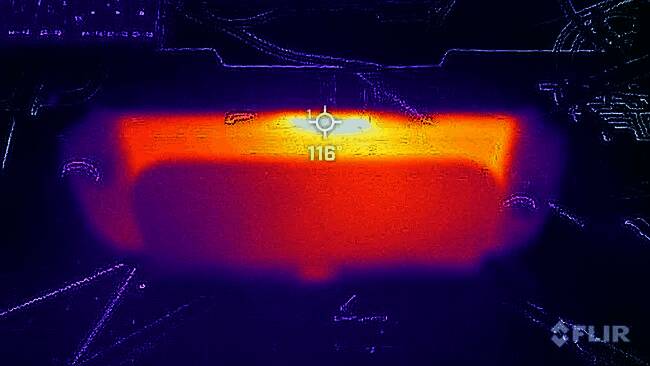 玩家手持Switch2主机操作画面，周围环境显示室温正常