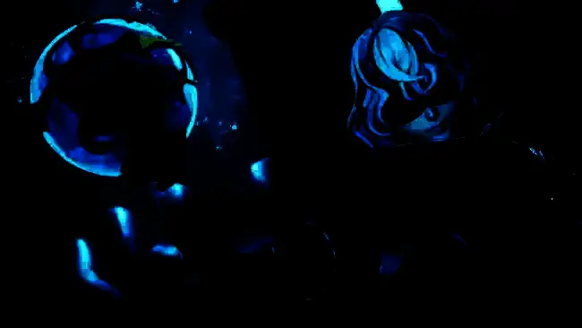 Romero Games团队工作照，成员正在专注讨论游戏设计与进度安排