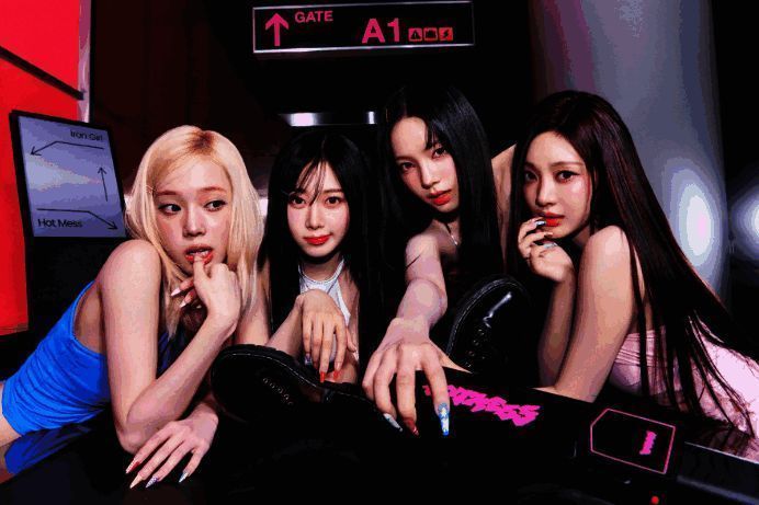 aespa团体形象展示，成员们身着未来感服饰，背景融合虚拟与现实元素