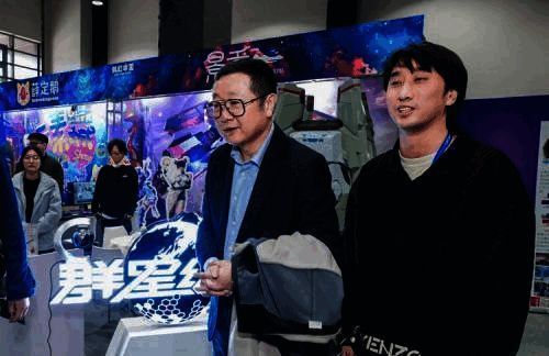 《群星纪元》荣获科幻星球大赛冠军奖杯，背景为游戏中的星际战场