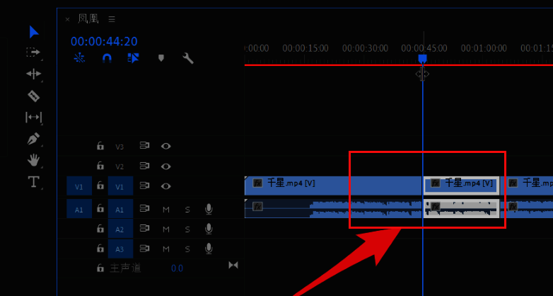 将新视频片段拖放到时间轴正确位置