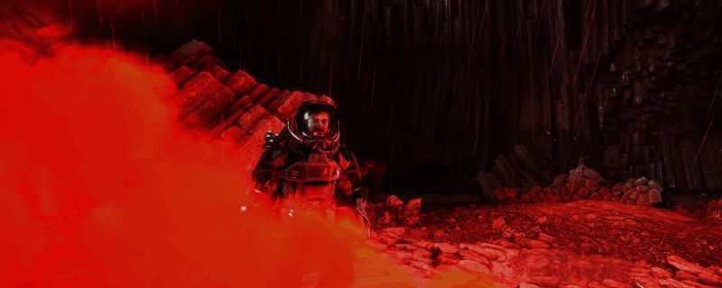 矿工完成雕刻作品的画面，神情专注