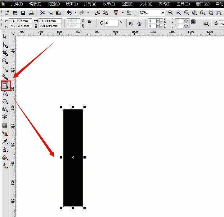 CorelDRAW界面中使用矩形工具绘制黑色矩形，形状规整