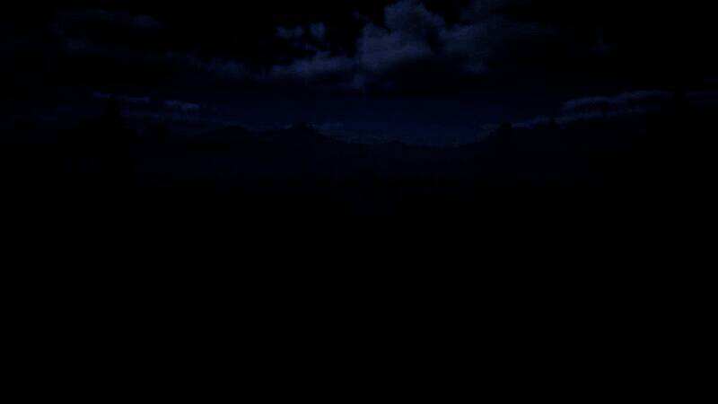 游戏场景截图，展现古色古香的城镇风貌和细腻的环境建模