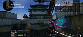 游戏中角色手持螳螂系列武器进行激烈对抗