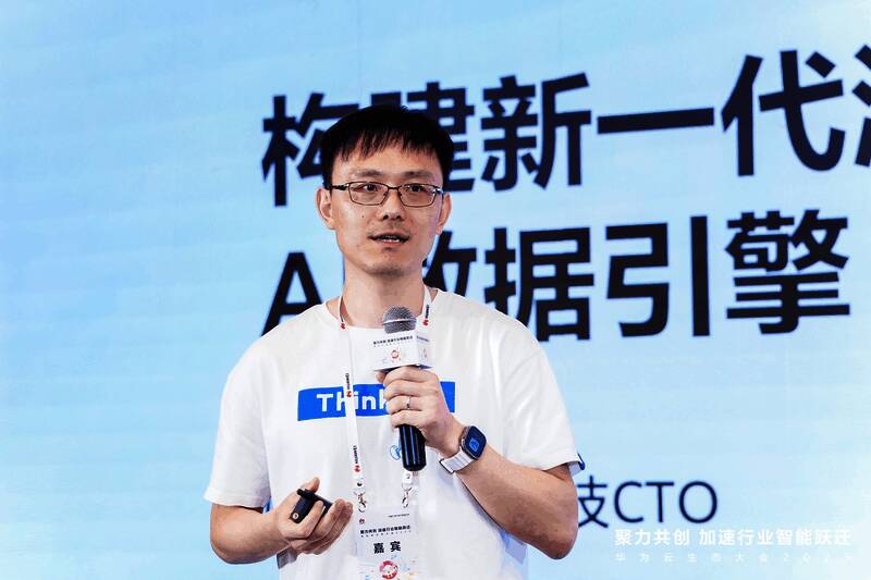 论坛现场多位嘉宾围绕AI技术在游戏中的应用展开讨论