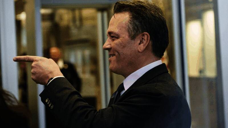 Xbox负责人菲尔・斯宾塞出席公开活动的照片，背景为Xbox品牌标识