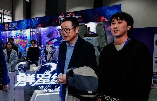 《群星纪元》展台人头攒动，玩家正在专注试玩游戏