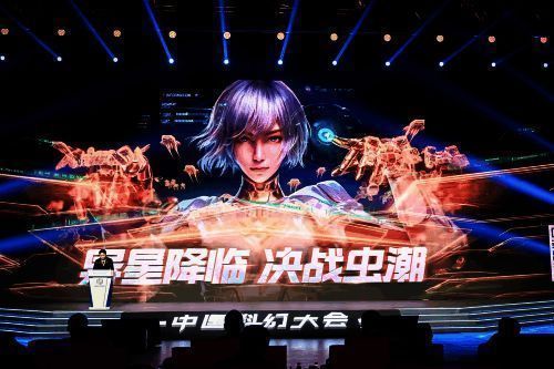 刘慈欣站在《群星纪元》展台前，与工作人员亲切交流