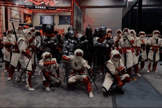 白衣忍者COSER与玩家合影，背景可见大量围观人群