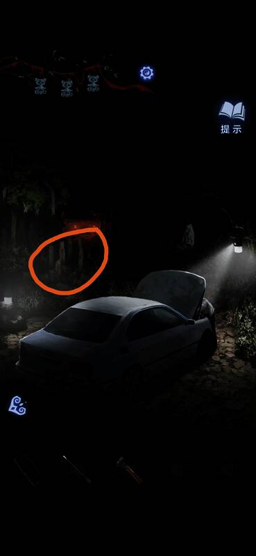 玩家在树林中通过手机观察墓碑排列方式的画面