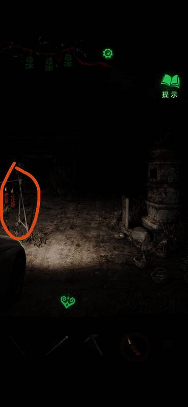 风铃轻轻挂在庭院架子上随风摇曳作响