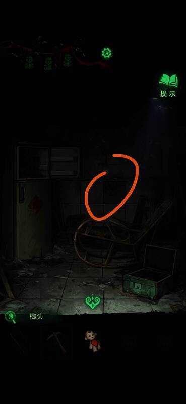 榔头猛烈敲击墙面砖块纷纷碎裂飞溅