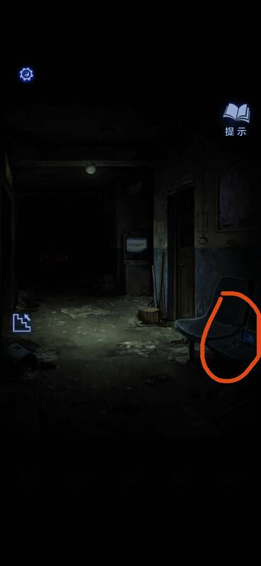 角色在昏暗房间中，右手点击椅子上的凭条
