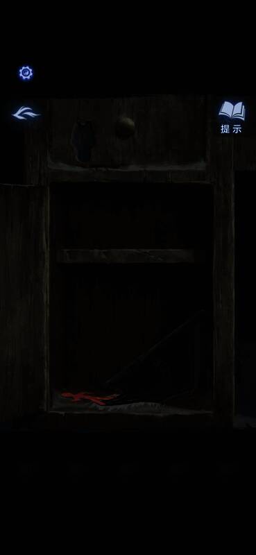 剪纸小人与锦旗并排放置在桌面