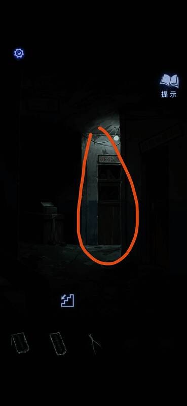 医用钳插入门缝试图撬动