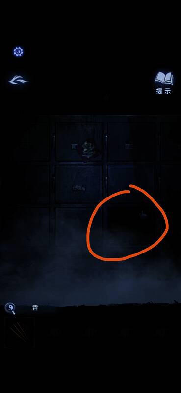 小孩手指向某个方向示意