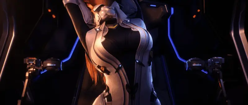 莱奥妮·菲尔驾驶矛隼特装型在空中进行高速突袭，身后留下蓝色能量轨迹