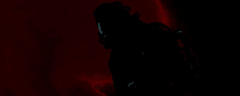 主角进入意识传输装置，周围光线流转，充满未来感