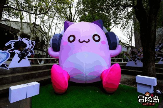 现场设有多个互动点，玩家排队参与打卡与集章活动