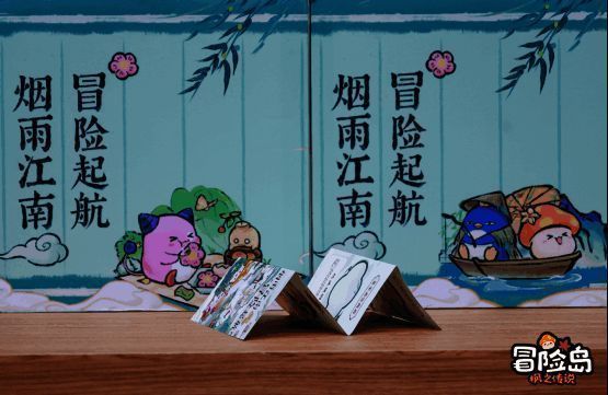 粉色大门前玩家领取游园手册与纪念卡，现场气氛热烈