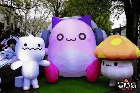 玩家在交易中心排队抽奖，期待获得限量周边