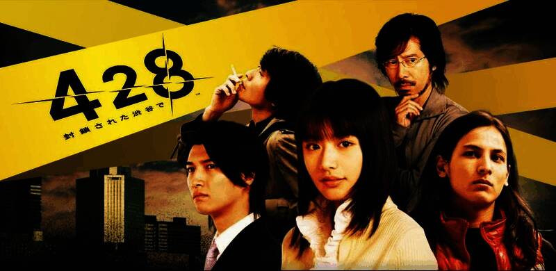 展会展厅内部场景，多个独立游戏展位排列整齐，玩家正在试玩体验