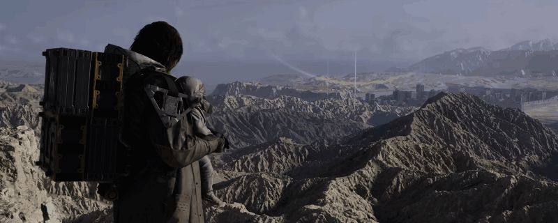 《死亡搁浅2》游戏场景截图，主角在荒野中行走，身后背着装备箱，远处有神秘光影效果