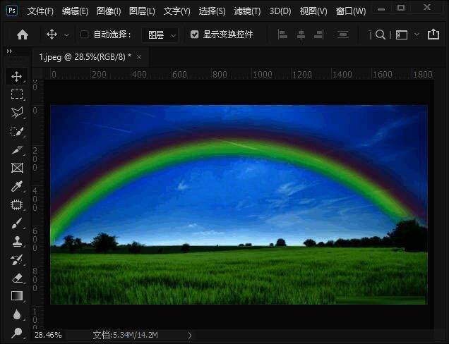 最终效果图展示一张风景照片上成功添加了逼真的彩虹效果，色彩自然过渡平滑