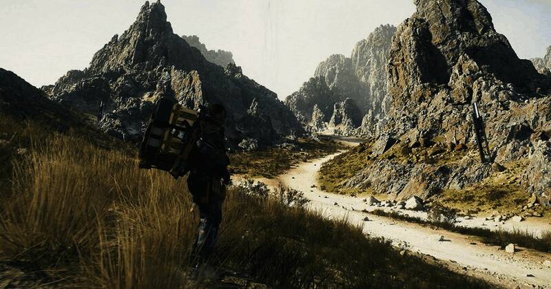 《死亡搁浅2》游戏封面，展现主角山姆手持武器穿越荒野的场景，画面充满科幻感与末世氛围