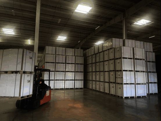 工作人员正在清点大量即将寄出的纪念画册