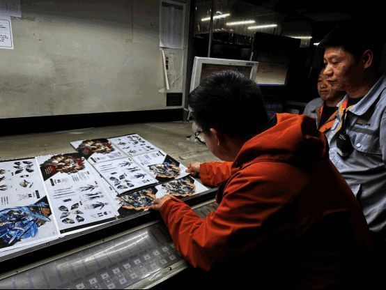 技术人员正在进行画册色彩校对工作