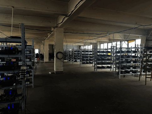 警方查获千余台用于批量注册游戏账号的设备