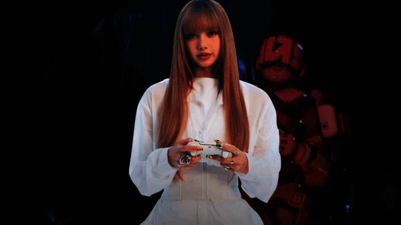 Lisa佩戴PS5无线耳机的时尚定妆照，展现科技感与潮流风格的完美融合